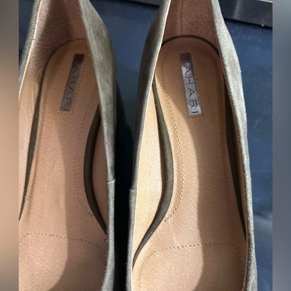Tahari Ta Monte Low Block Heel Olive Green Size 8